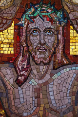 Obraz premium Mosaic of Face of Jesus Christ crucified on the cross with the crown of thorns.