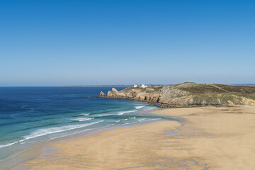 Vue panoramique sur la plage de Pen Hat, avec ses eaux turquoise et son sable doré, sous un ciel bleu éclatant. L'horizon se fond dans l'immensité de l'océan Atlantique.