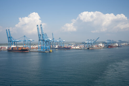 Panamaischer Handelshub: Der gesch&auml;ftige Hafen von Col&oacute;n mit Kr&auml;nen, Containerschiffen und maritimer Infrastruktur