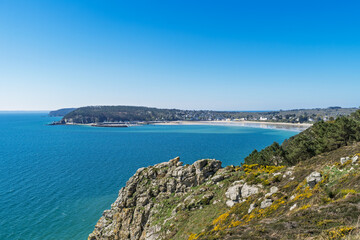  Lumière printanière sur la presqu'île de Crozon. L’océan scintille sous un ciel bleu éclatant.