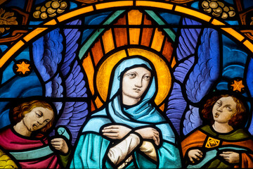 Stained glass (1931) of Virgin Mary with angels in the heaven.