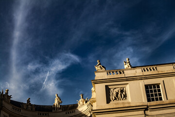 Obraz premium Architecture detail view in the heart of Brussels : decorative angel sculptures in neoclassical building