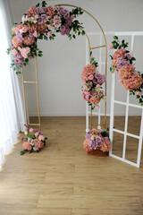 interior de sala decorada com flores para casamento