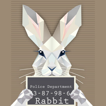 Ein Kaninchen im geometrisch-polygonalen Stil wird in einer Mugshot-Szene dargestellt.Es h&auml;lt ein Schild mit dem Schriftzug &bdquo;Police Department&ldquo; und einer Nummer vor sich.Die Illustration ist humorvoll