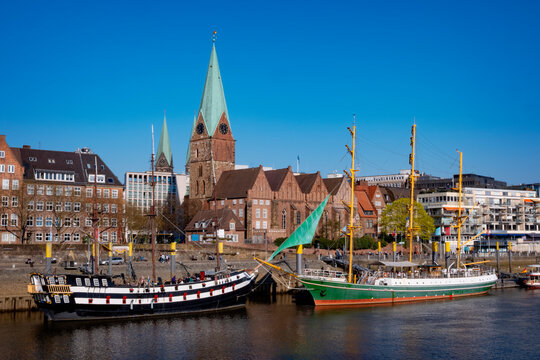 Bremen Weser Schlachte mit Skyline