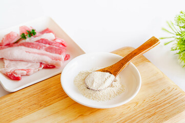 塩麴パウダーと豚肉