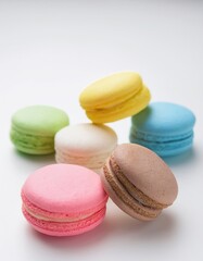 Obraz premium Colorful assortment of sweet macarons on white background