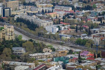 Obraz premium Cityscape of Tbilisi, capital of Georgia, aerial panoramic view from Mtatsminda Park