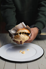 Hamburguesa Jugosa con Queso Derretido – Comida Apetitosa y Gourmet