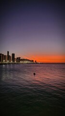 Naklejka premium Pôr do sol a beira mar