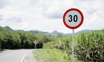 señalización de velocidad en carretera - foto de stock 