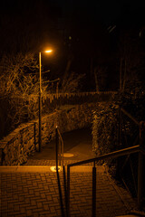 Straßenbeleuchtung in kleiner Gasse mit Treppe
