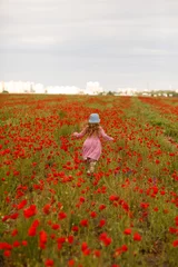 Fototapete Rund little girl running through poppy field © Татьяна Швец