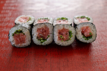 漆塗りの板にのせたネギトロ巻き