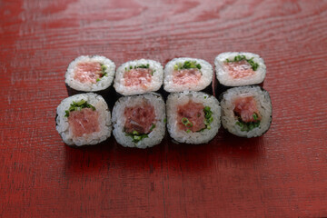 漆塗りの板にのせたネギトロ巻き