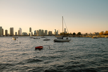 Fototapeta premium Edge of Light: Sunset Over the Hudson