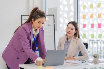 Obraz premium Businesswomen Collaborating in Modern Office