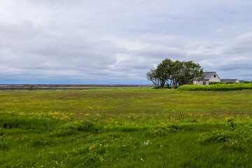 Obraz premium Lonely house dominating the vast Icelandic landscape