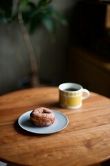 ホットコーヒーとおやつのシュガードーナツ