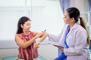 Fototapeta premium Doctors or physiotherapists who work to inspect the injured arm and leg treatment of the injured patients, stretching and exercising, pain, rehabilitation.