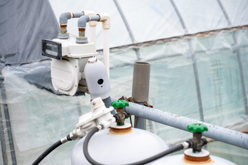 一軒家の屋外に設置されたプロパンガスのボンベ