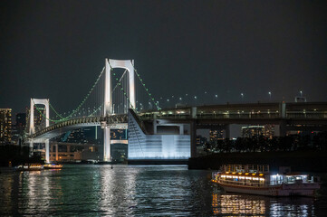 Obraz premium ライトアップされたレインボーブリッジ