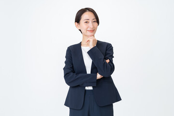 腕組みをして考える女性