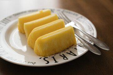 お皿の上のカットされたパイナップル