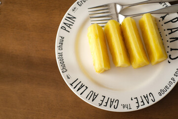 俯瞰で見たカットされたパイナップル