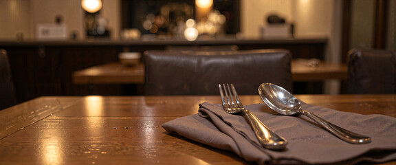 Obraz premium Elegant Restaurant Setting Wooden Table Silverware and Linen Napkin