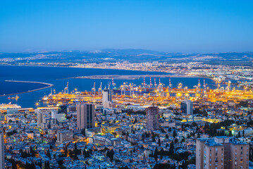 Obraz premium Scenery of Haifa City and Port in Israel at night
