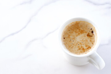 ミルクをたっぷり入れたコーヒー、カフェ・ラテを淹れて、のんびりくつろいでいるイメージ

