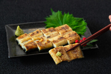 鰻　うなぎ　白焼き切身　箸持ち　Eel, unagi, unagi fillet, chopsticks