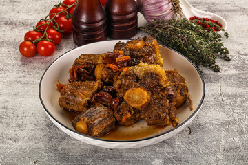 Baked oztail with tomato and carrot