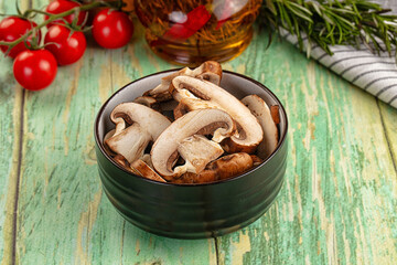 Sliced raw brown royal champignon