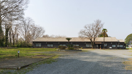 Obraz premium 日本：桶川飛行学校平和祈念館（旧熊谷陸軍飛行学校桶川分教場）：兵舎棟と空のコピースペース／埼玉県桶川市