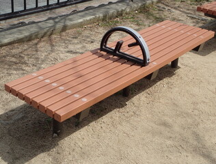 屋外にあるベンチ