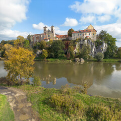 Fototapeta premium Castle on hilltop with river view