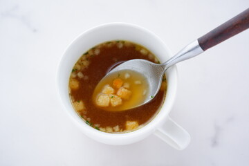 熱々のオニオンコンソメスープ
