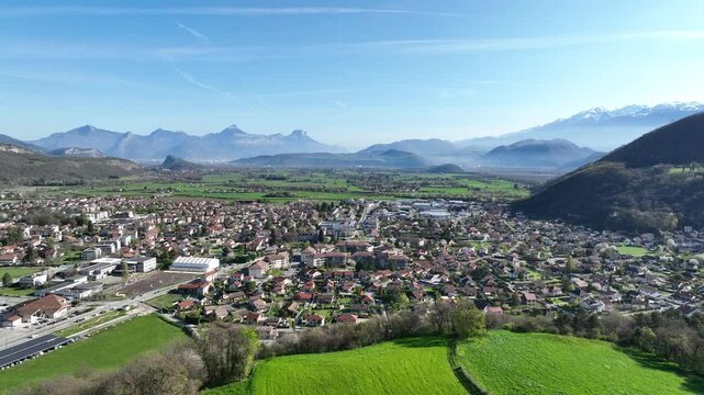 Ville de Vif sous fond de Massif de la Chartreuse