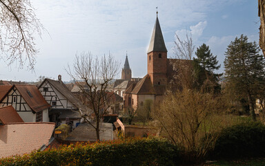 Blick auf zwei alte Kirchtürme in Wissembourg.