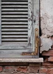Foto scattata ad una vecchia persiana nel centro storico di Tassarolo.