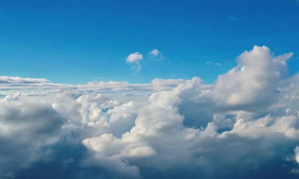 Awan putih menggumpal di langit biru 