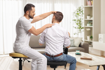Obraz premium Chiropractor treating a young man