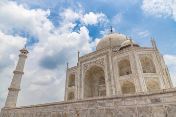Obraz premium Taj mahal is a white marble mausoleum on the bank of the yamuna river in agra city, uttar pradesh state, India