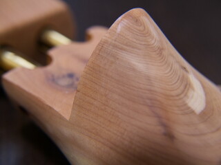  革靴の形をキープする木製シューツリー 