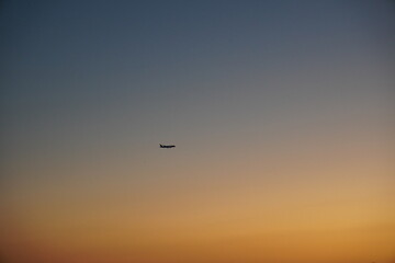 夕方の空と飛行機
