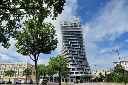 Tour Alta. Architecte: Hamonic Masson & associ&eacute;s. Tour vrill&eacute;e sur elle-m&ecirc;me de 17 &eacute;tages haute de 55 m&egrave;tres.  Le Havre. Normandie. France. Juillet 2023.