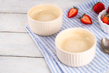 Vanilla or white chocolate pudding dessert