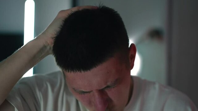 Un homme a un violent mal de t&ecirc;te.
L'homme souffre de graves migraines.
Un jeune homme se tient la t&ecirc;te avec ses mains &agrave; cause du stress et des maux de t&ecirc;te
